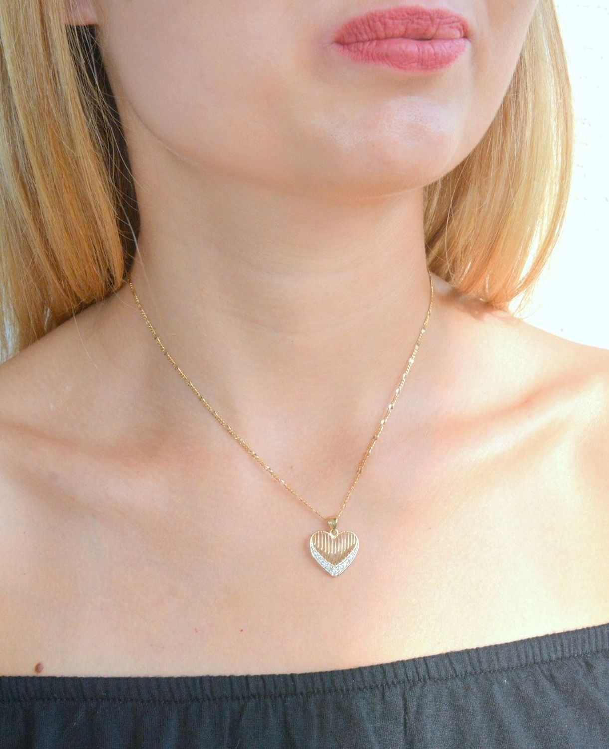 Złota zawieszka 375 serduszko z cyrkoniami ZA 7012 375. Złota zawieszka damska. Złota zawieszka serce próby 375. Złota zawieszka damska z cyrkoniami. Wisiorek serce z cyrkoniami. Złota zawieszka na prezent..jpg